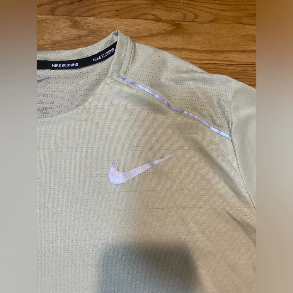 Nike Dri-FIT Miler Short Sleeve Running t-shirt light green Men’s sz XL NEW! - Picture 4 of 6
